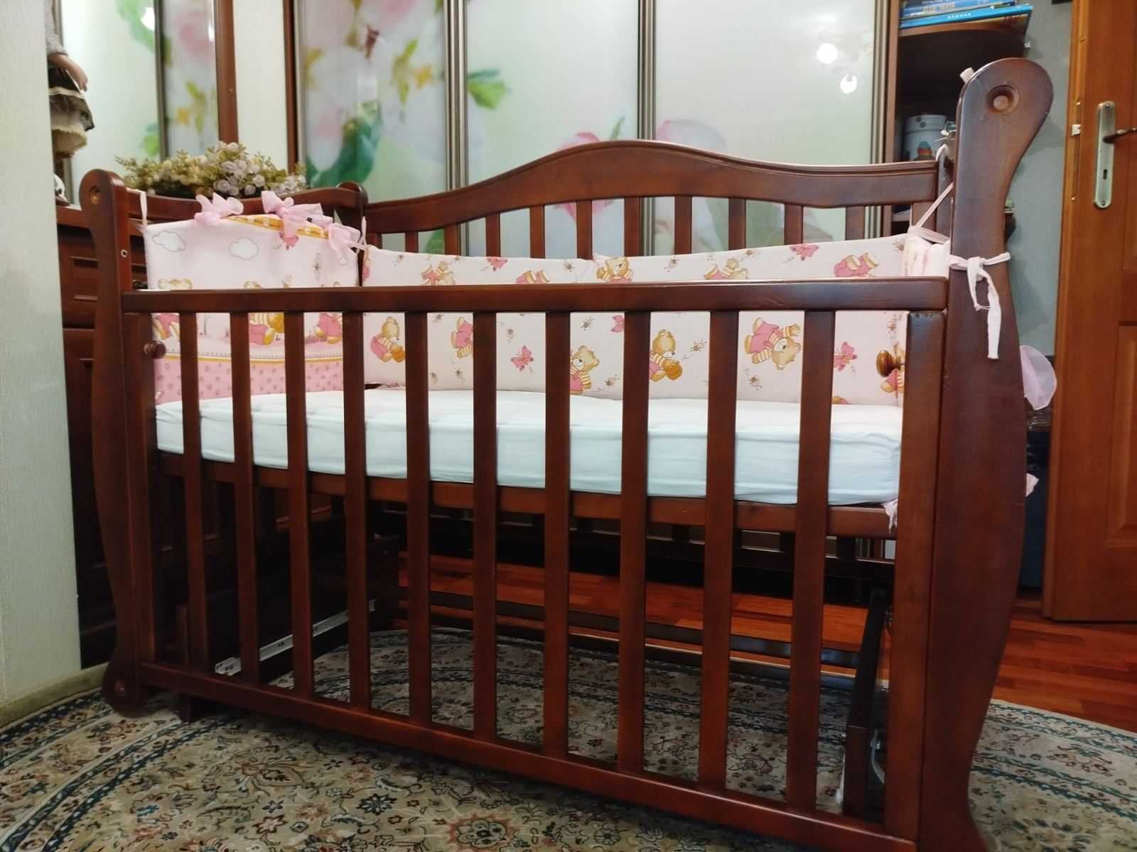 Дитяче дерев'яне ліжечко в хорошому стані