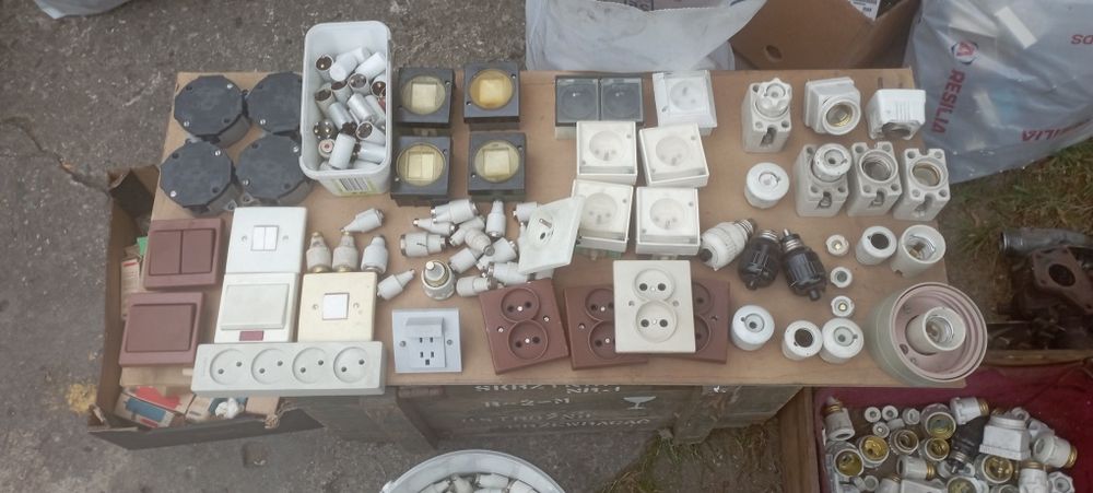 Stare gniazdka włączniki bezpieczniki podstawy stara elektryka puszki