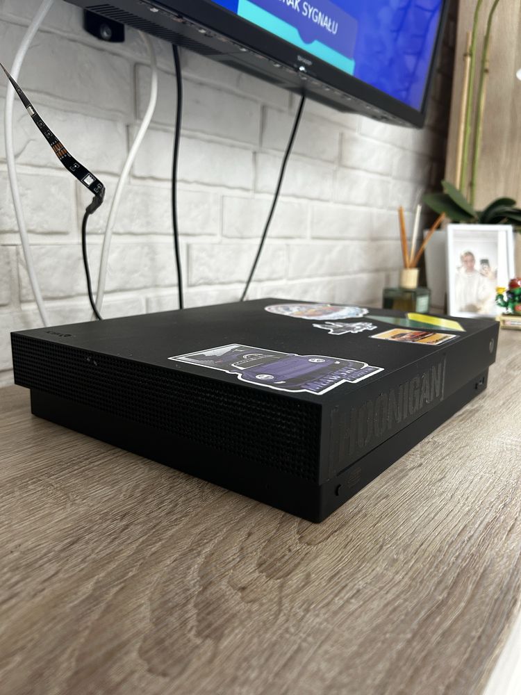 Konsola XBOX One X z grami