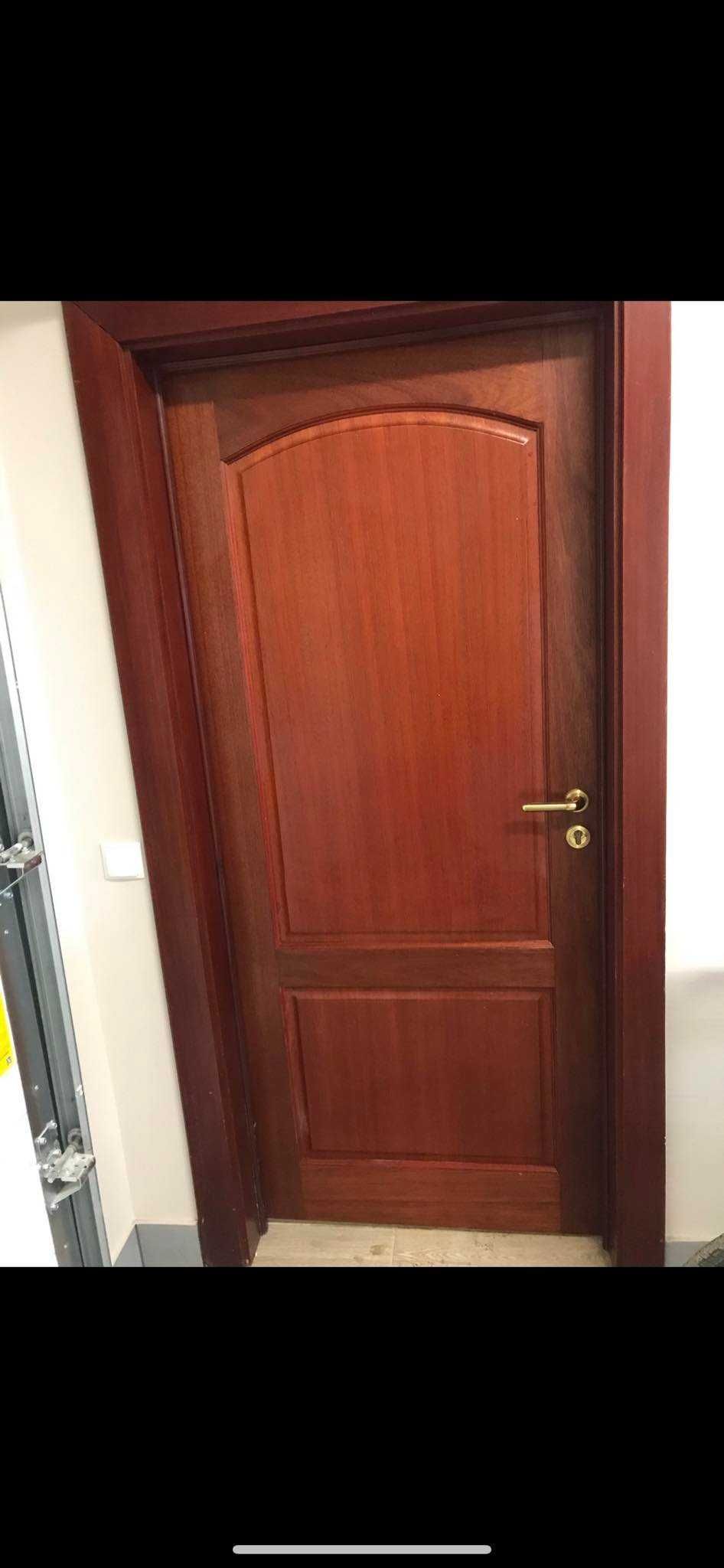 Drzwi wyprodukowane we Włoszech z kolorem mahoniowym ,,wewnętrzne”