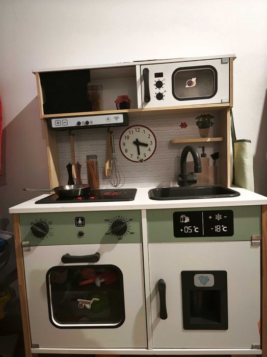 Cozinha criança com utensílios