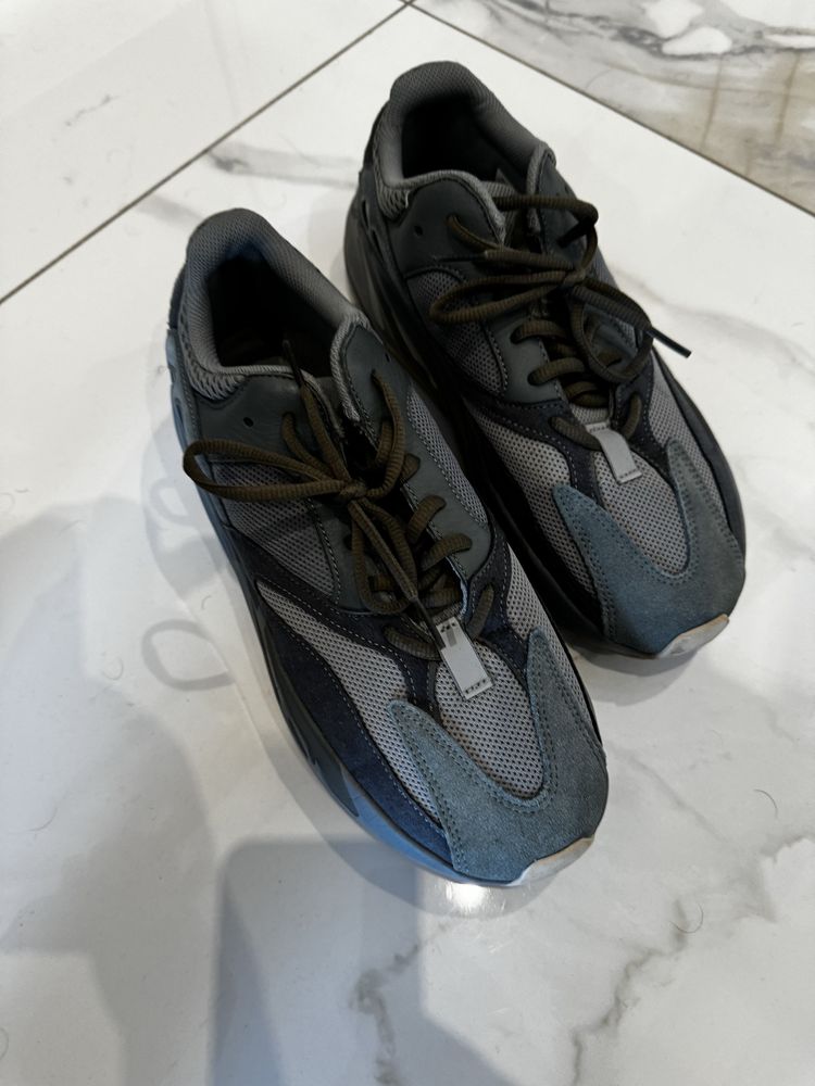 дві пари Yeezy 700, розмір 10