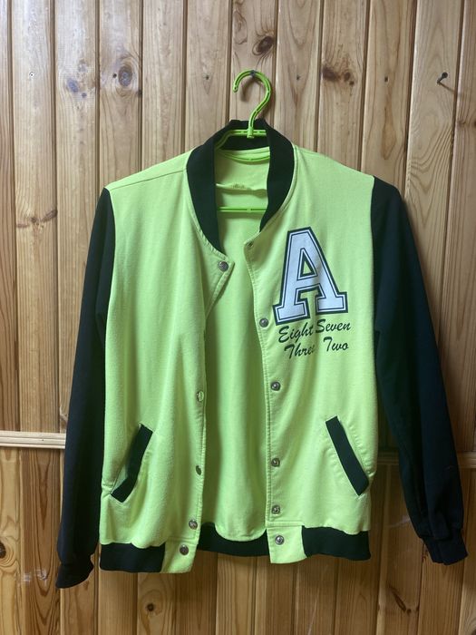 Стильний бомбер (куртка) — розмір 44