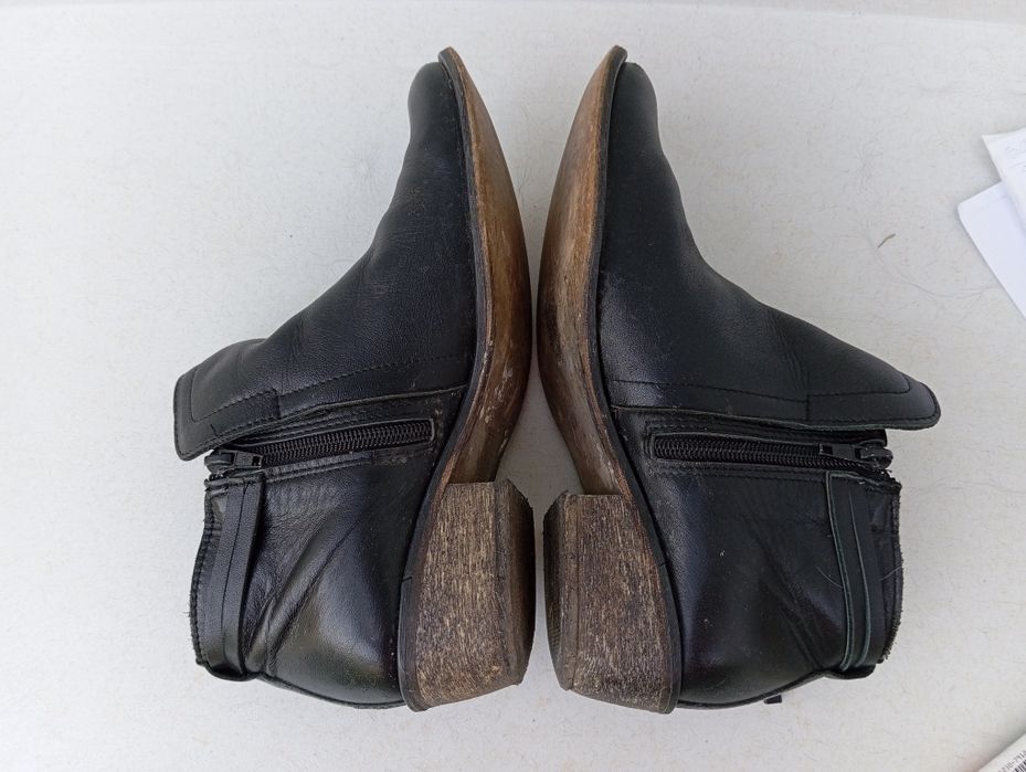 Czarne botki typu sztyblety