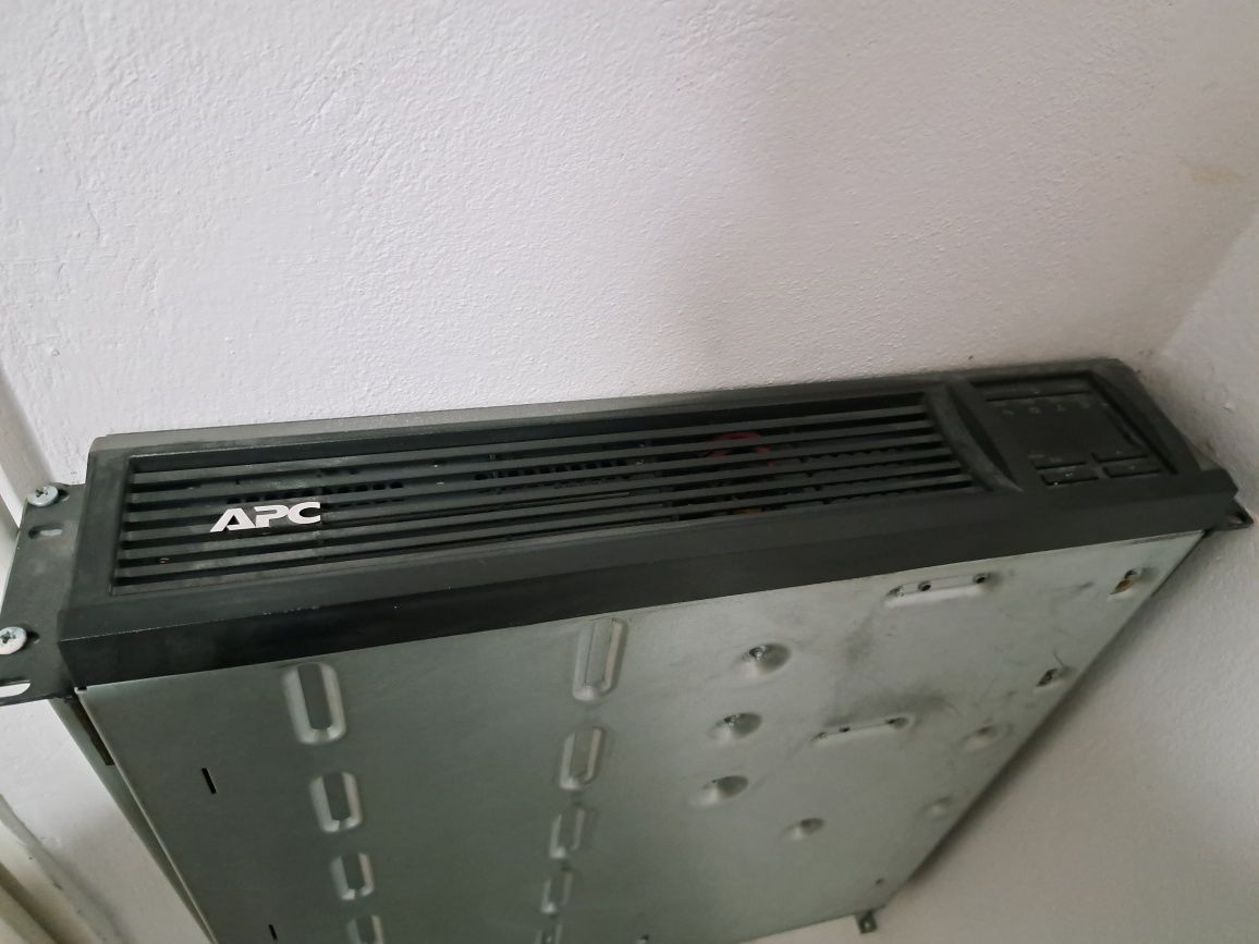 Zasilacz awaryjny Smart UPS APC 1500