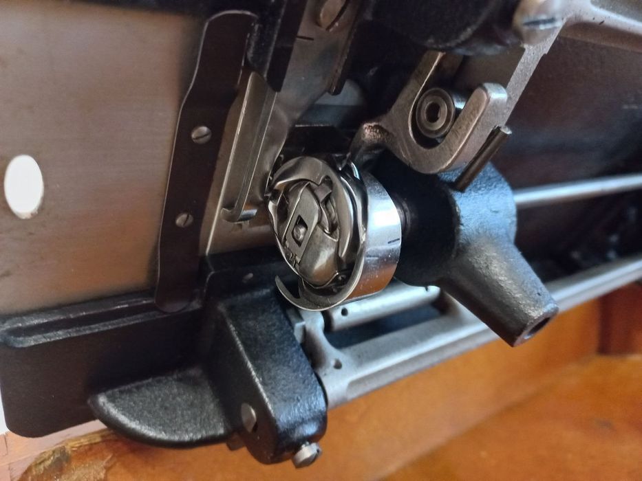 Швейная машинка Bernina KL105.