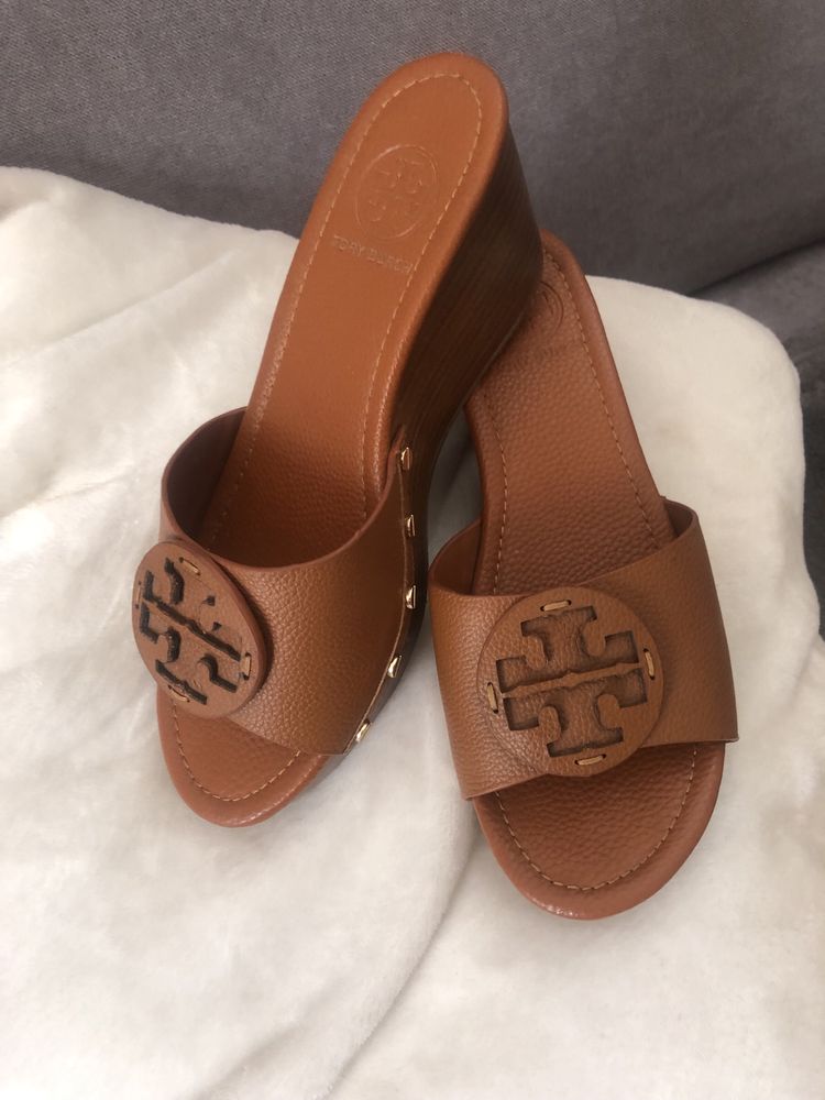 Skorzane klapki na koturnie Tory Burch r.39