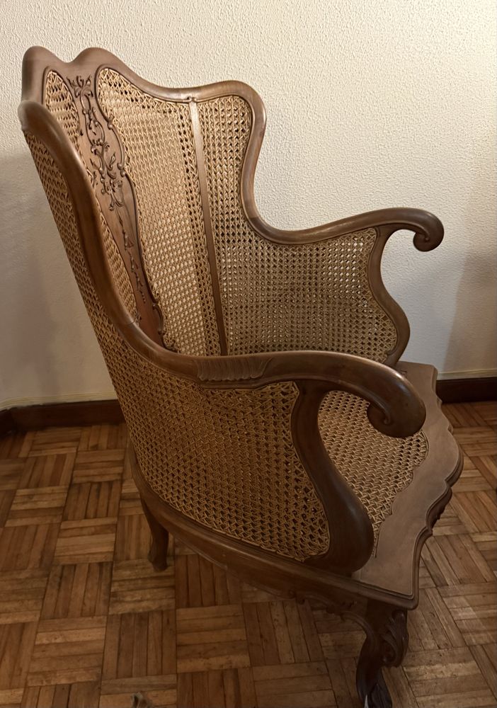 Cadeirão em palhinha.