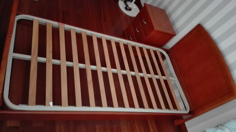 Cama solteiro com mesa cabeceira