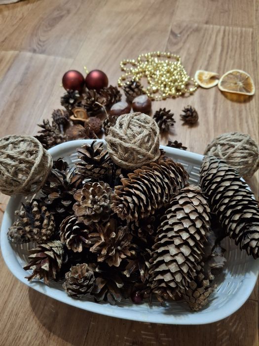Новорічний вінок матеріали шишки ягоди декор для вінка своїми руками