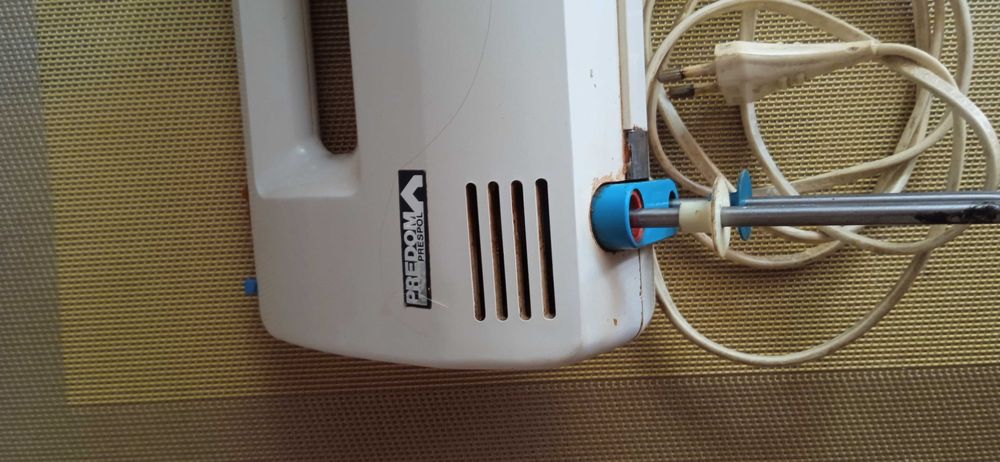 Miksery elektryczne do ciasta.