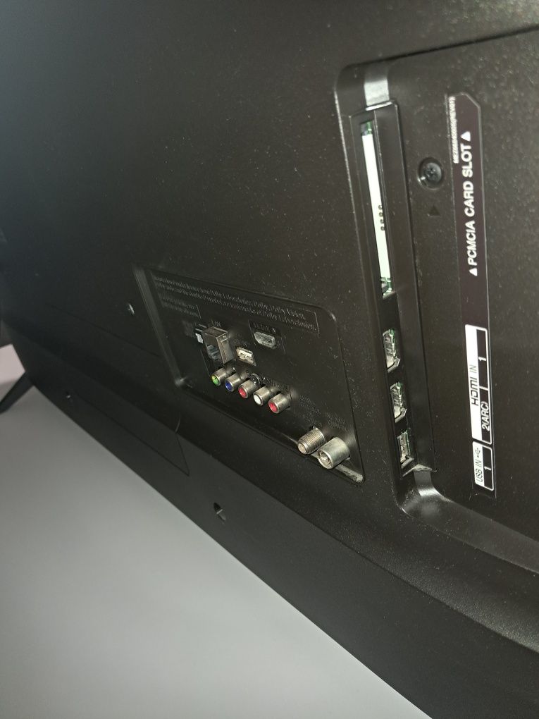 Телевізор LG 43 з кронштейном.