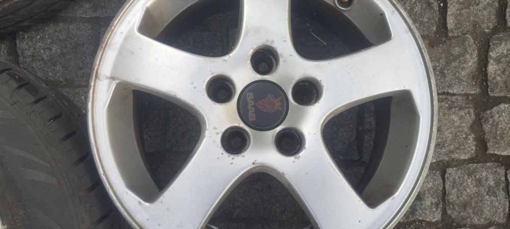 4 jantes 15 saab com 2 pneus  Mabor novos