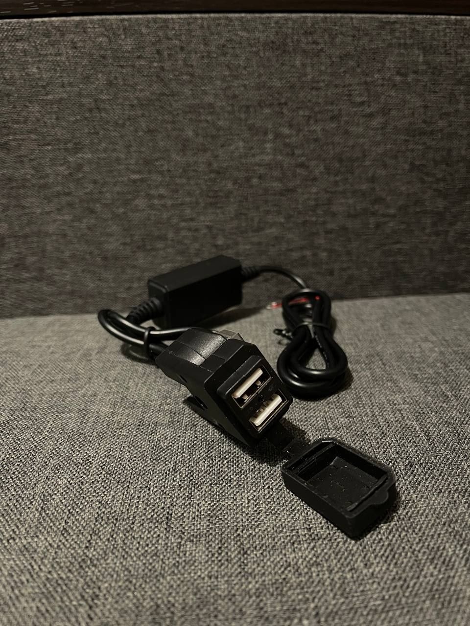 USB зарядний пристрій для авто мото вело техніки