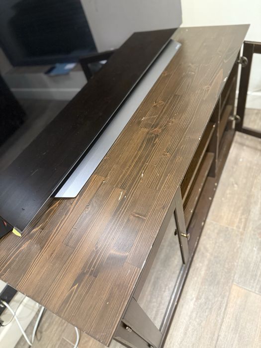 Szafka RTV z litego drewan - 139 cm szerokości - przeszklone drzwi