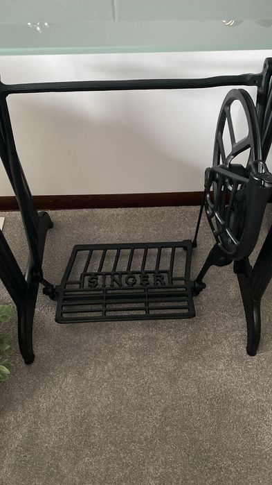 Pés de uma máquina de costura vintage (inclui vidro)