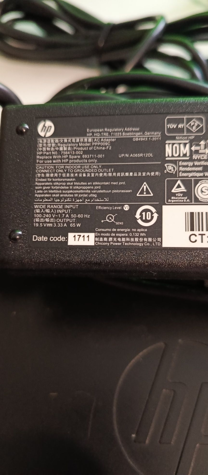 Stacja dokująca HP z przewodami.