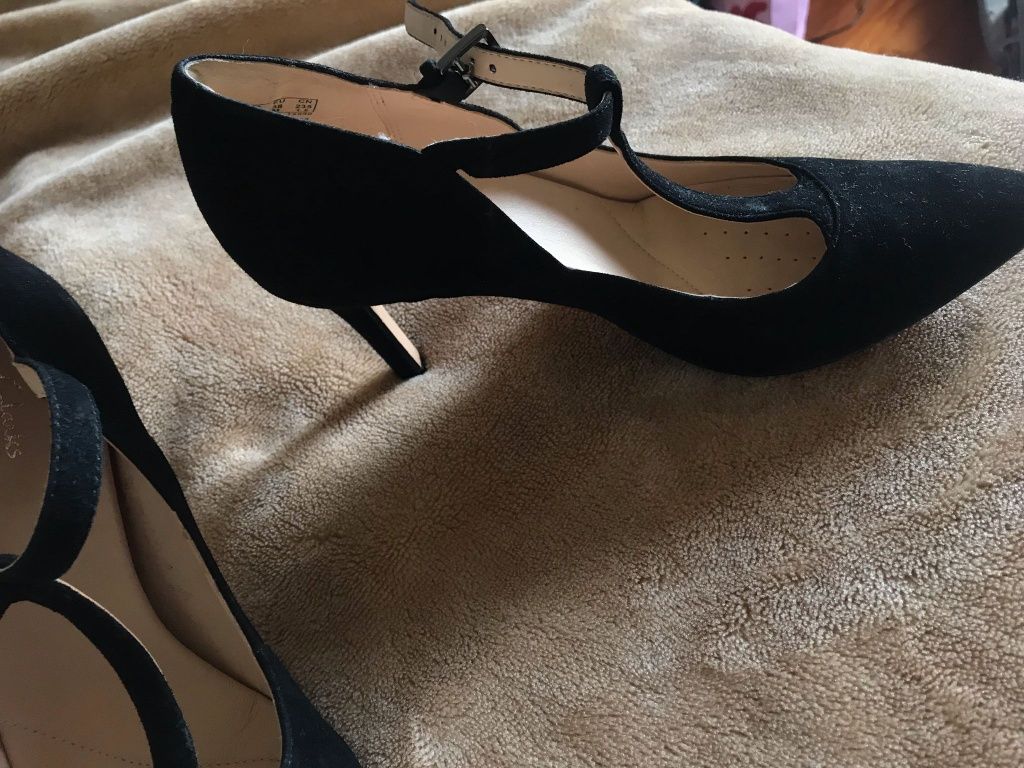 Sapato alto de veludo.
