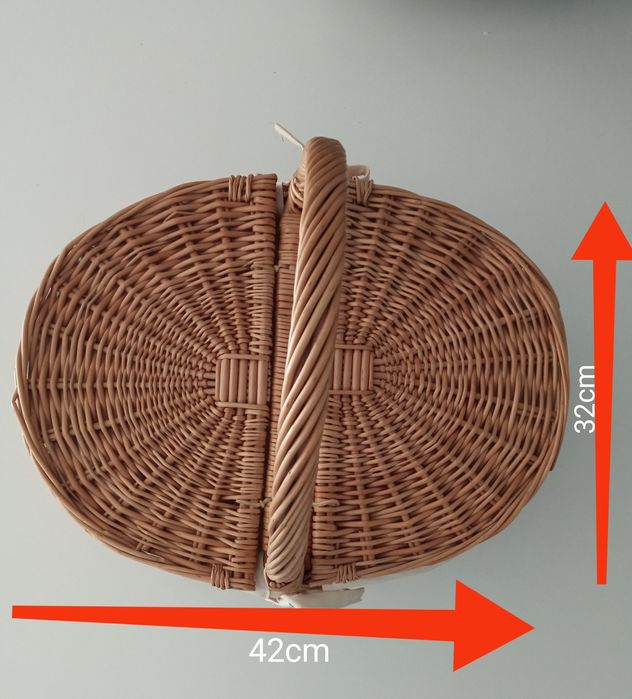 Cesta de vime, forrada, excelente estado.