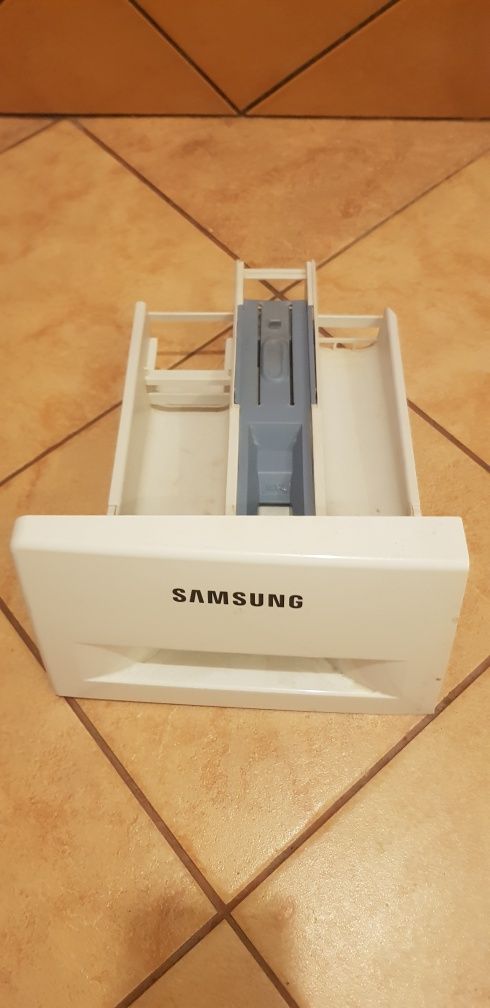 Pralka automatyczna Samsung WF80F5EOW2W  - wąż odpływowy i  szuflada