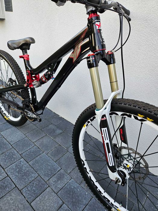 YT Play slope dirt BOS Saint X0