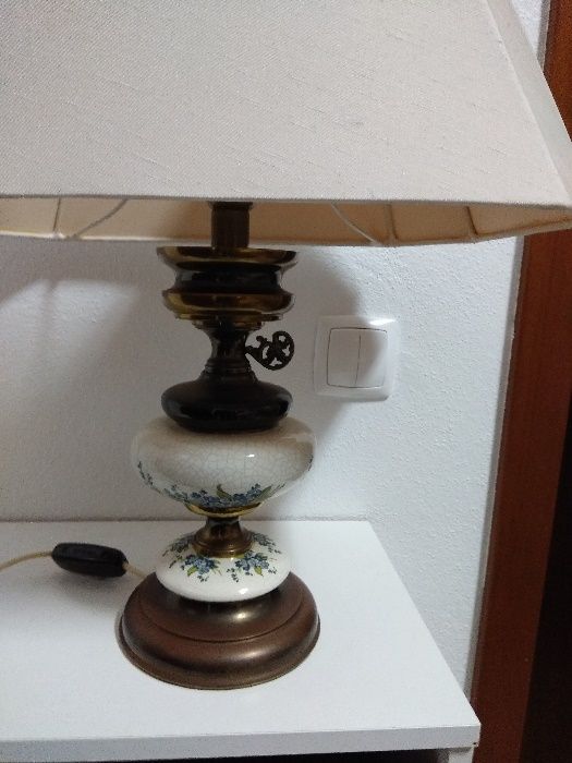 Candeeiro de cerâmica e metal