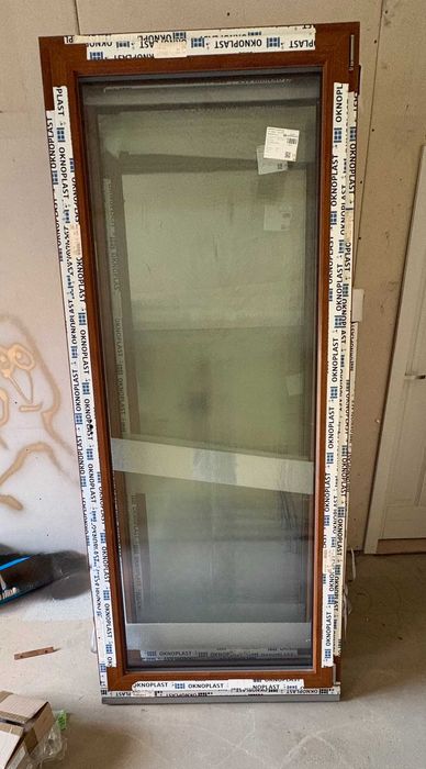 Nowe okno balkonowe Oknoplast w kolorze złoty dąb