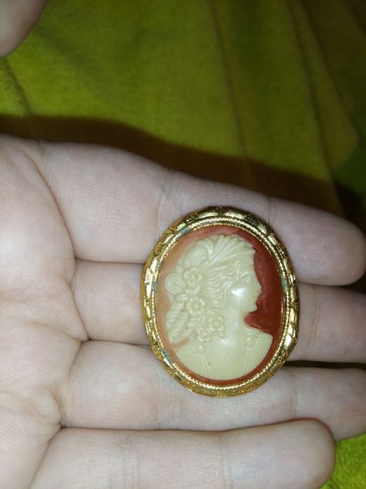 Брошь каменная винтаж СССР ГДР женщина в раме бордовая камень