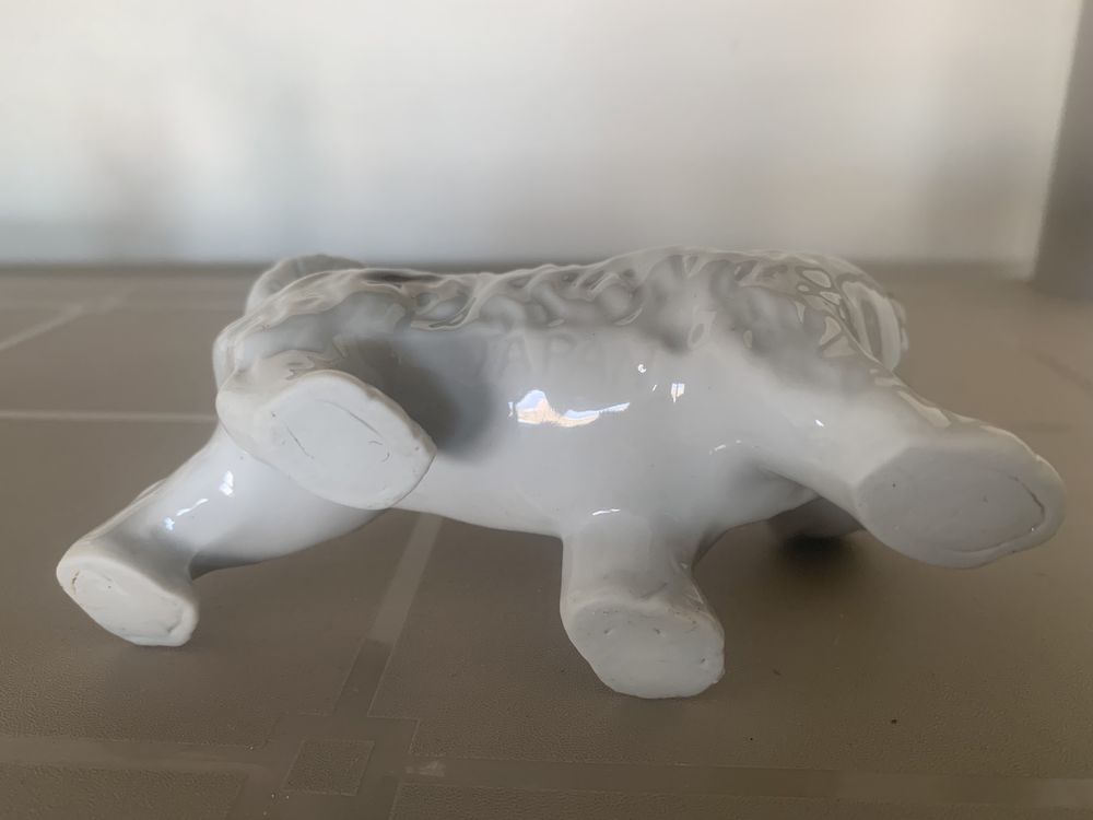Cão em porcelana leitosa