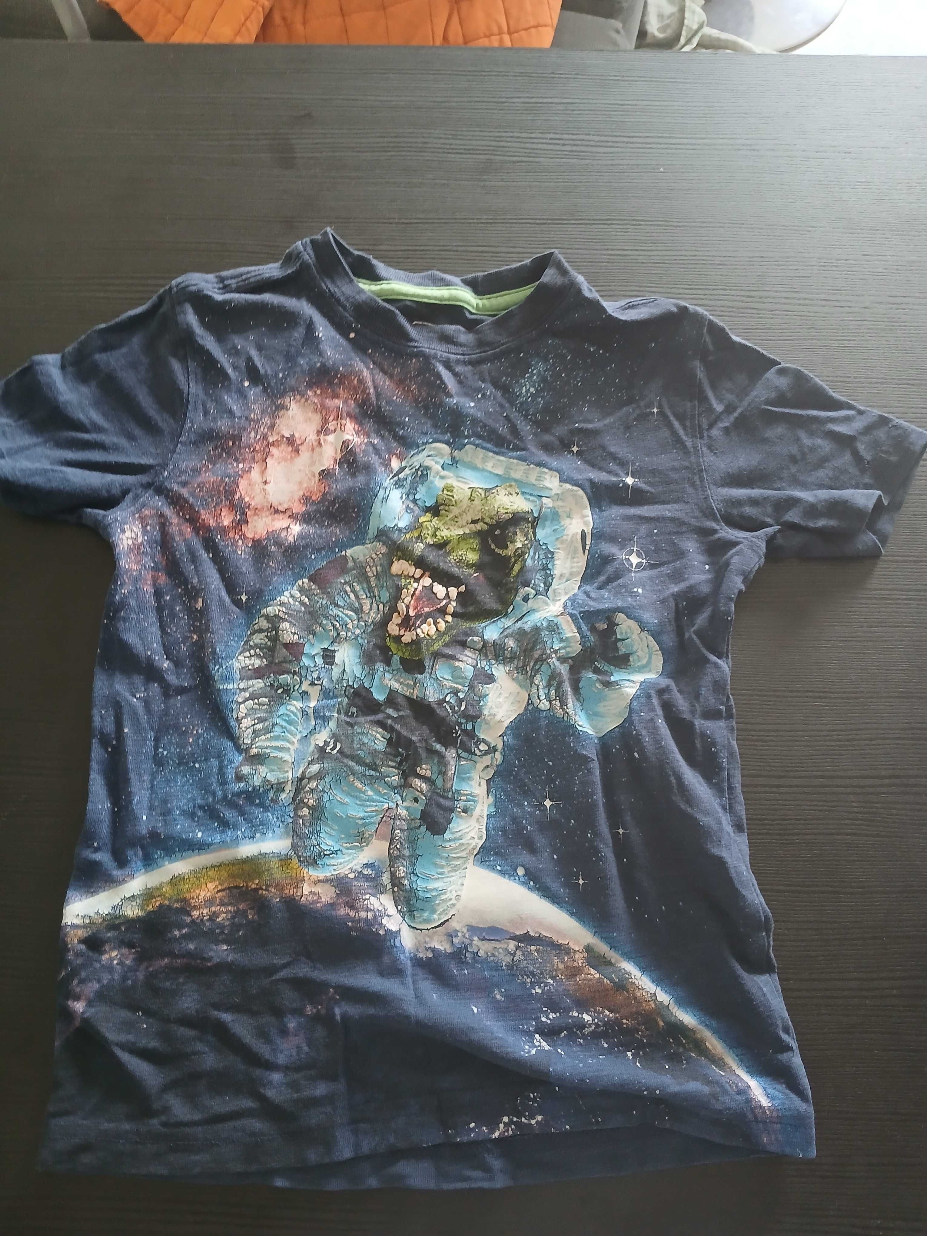 Roupas infantis acessíveis, €2 cada. Na compra de 3, você ganha €1,50.