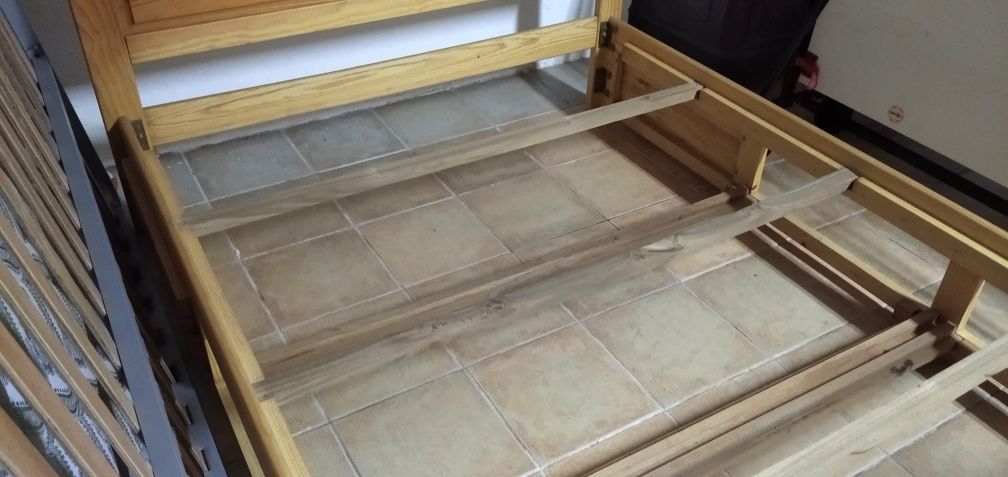 Cama de casal em pinho e mesas de cabeceira