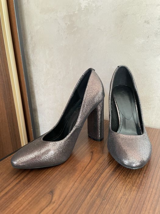 Коричневі святкові туфлі з блискітками на каблуку