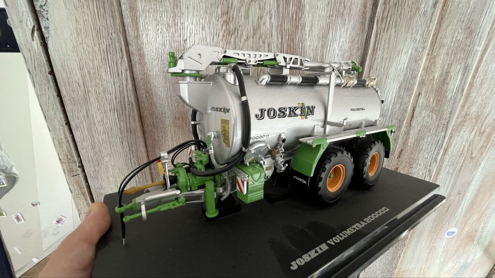 Metalowy model beczkowozu Joskin Volumetra 20000D w skali 1:32