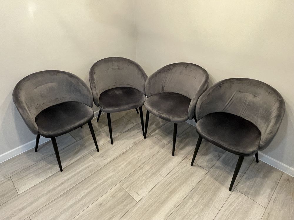 Szare krzesła tapicerowane do jadalni salonu wraz ze stolikiem