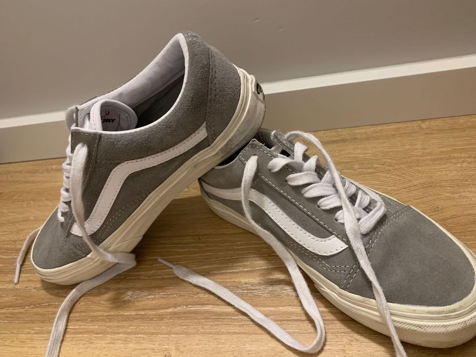 Vans cinzentas e brancas