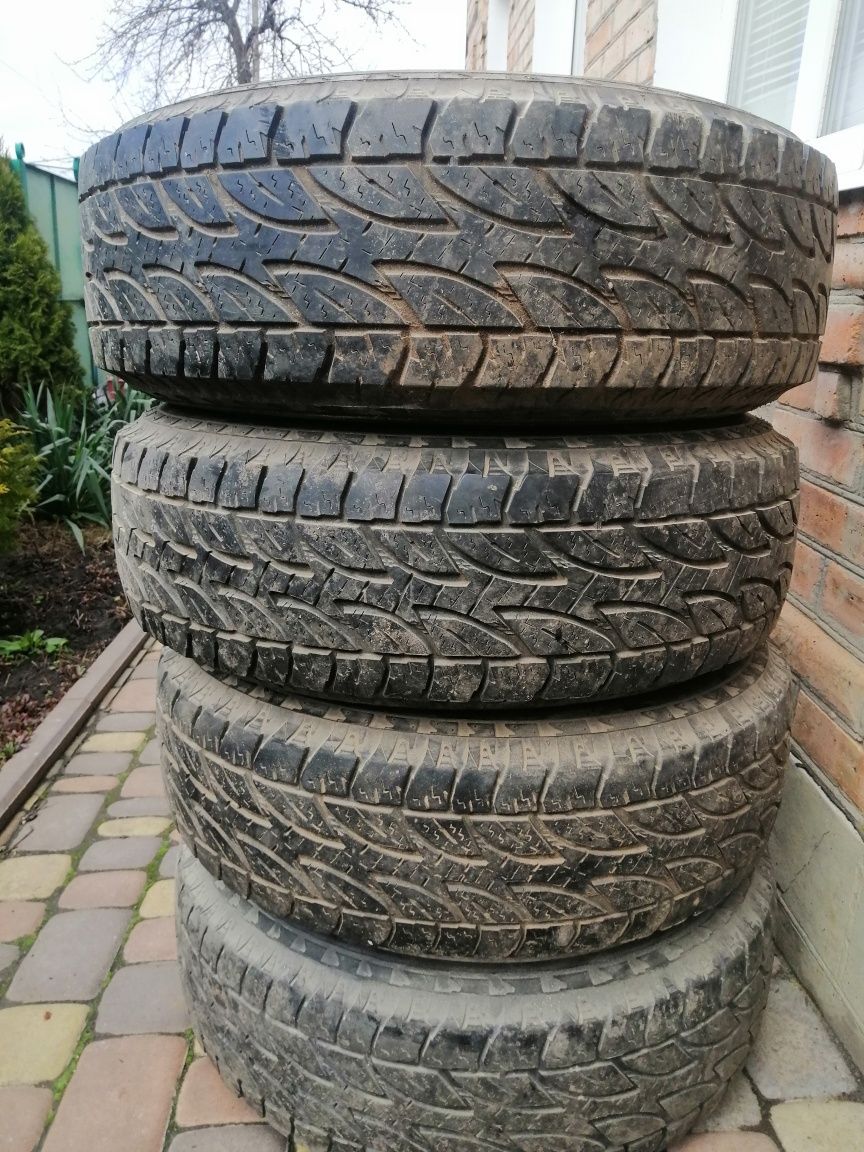 Продам резину  разом з дисками 225/75 R15 на джип, пікап,