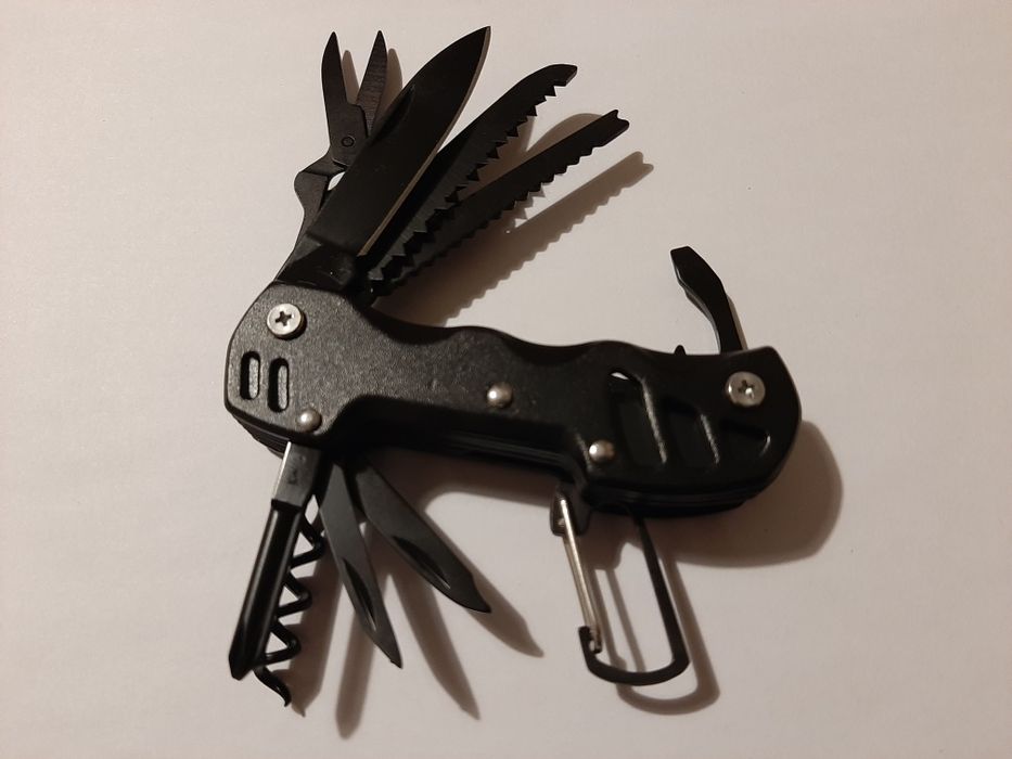 Wielofunkcyjny składany nóż multitool. Survival wyprawa przygoda