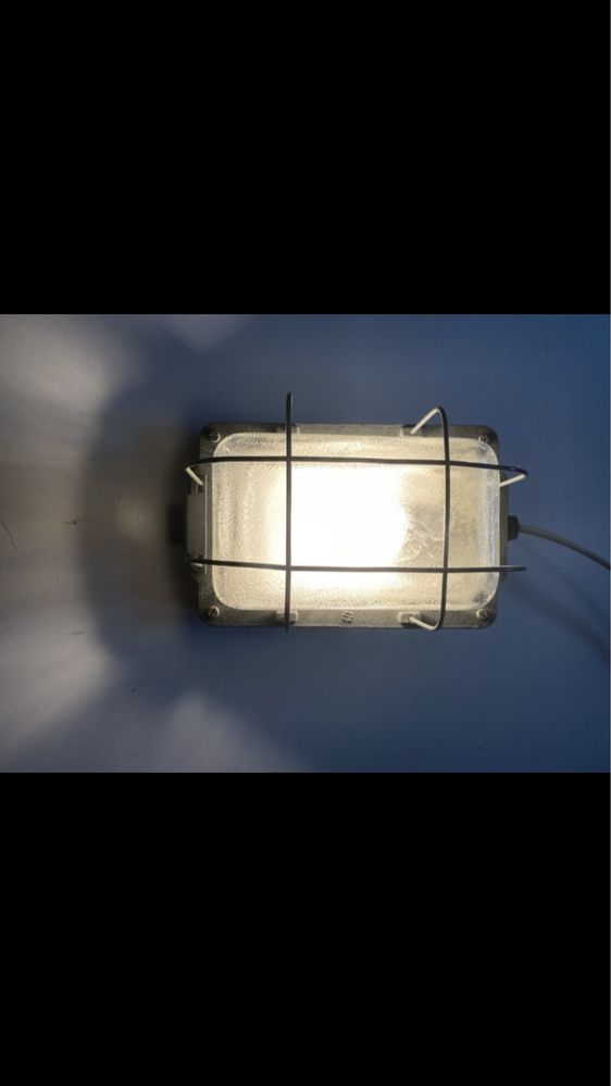 Lampa w metalowej obudowie