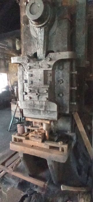 prasa mechaniczna o nacisku 300 t