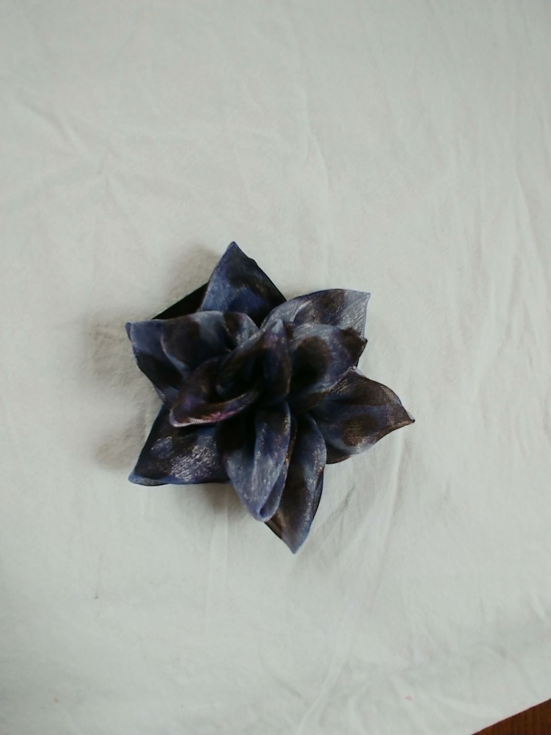 Materiałowa broszka kwiat róża Coyco, niebiesko-brązowa z połyskiem