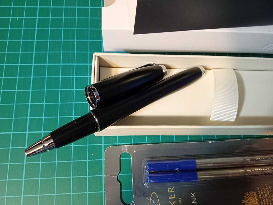 Parker Urban, czarne pióro kulkowe, dwa nowe wkłady