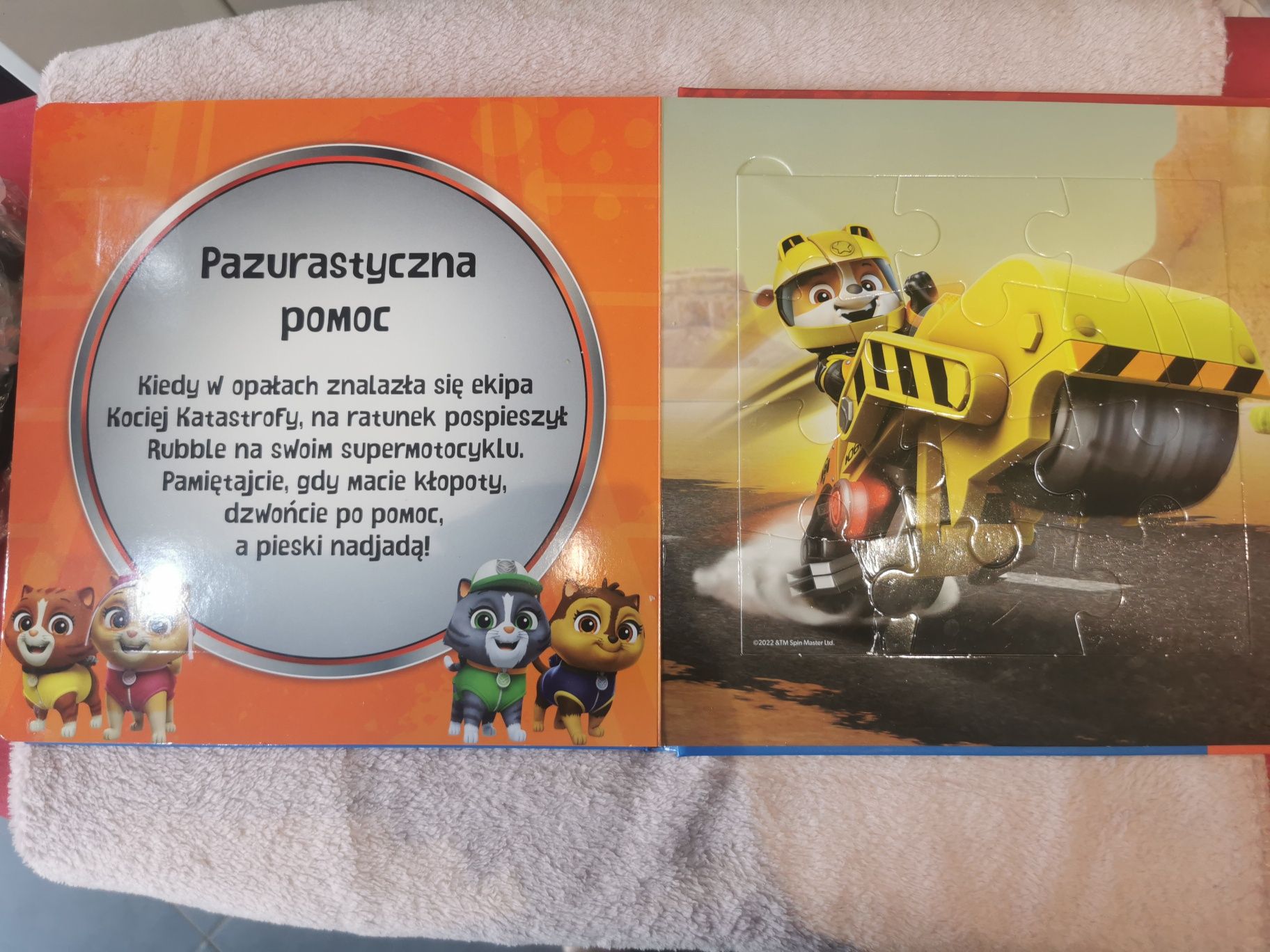 Duża książka z puzzlami Psi Patrol 5 układanek w bardzo dobrym stanie.