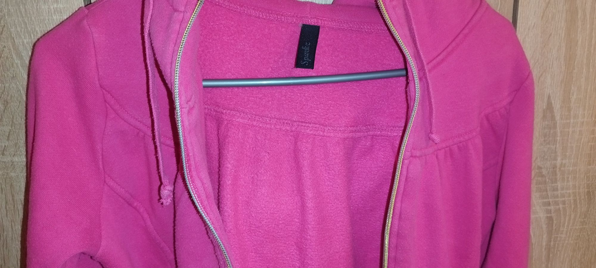 Różowa długa zgrabna bluza zapinana na zamek  z kapturem