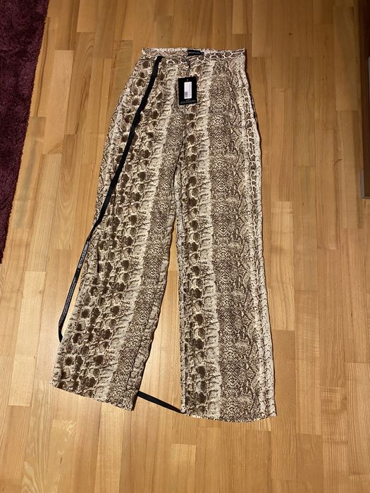 Spodnie motyw wężowy wysoki stan prettylittlething 40 L szerokie nogaw