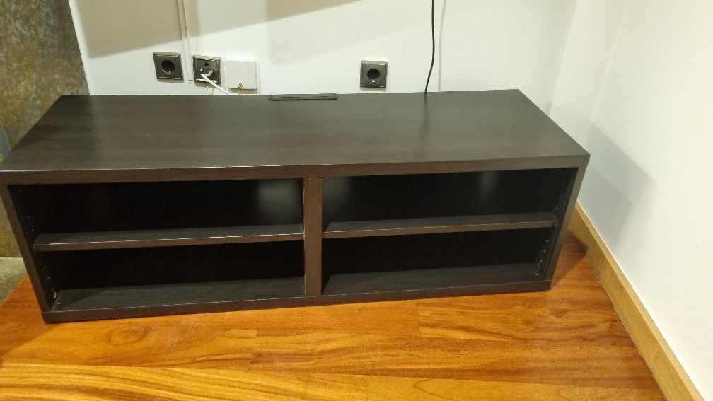 Mesa de TV com 4 divisões