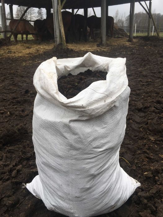 Obornik koński sezonowany workowany lub luzem.