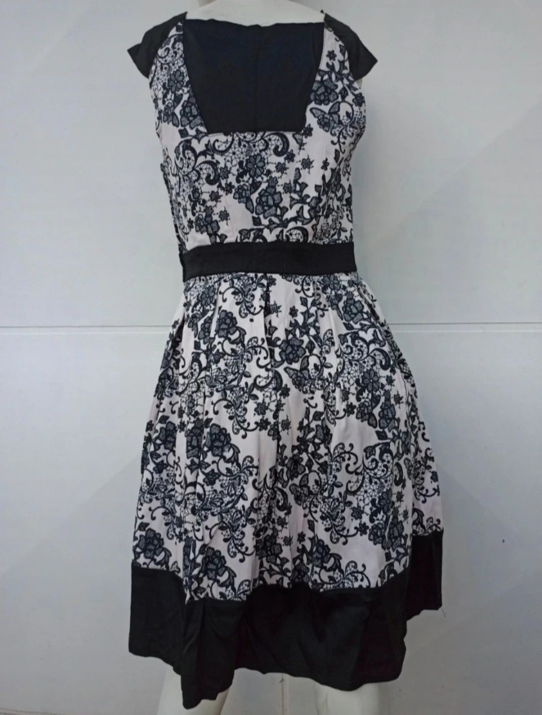 Vestido preto e branco