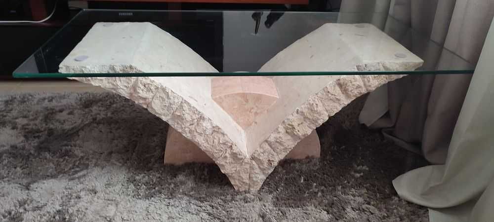 Mesa de centro em pedra e vidro