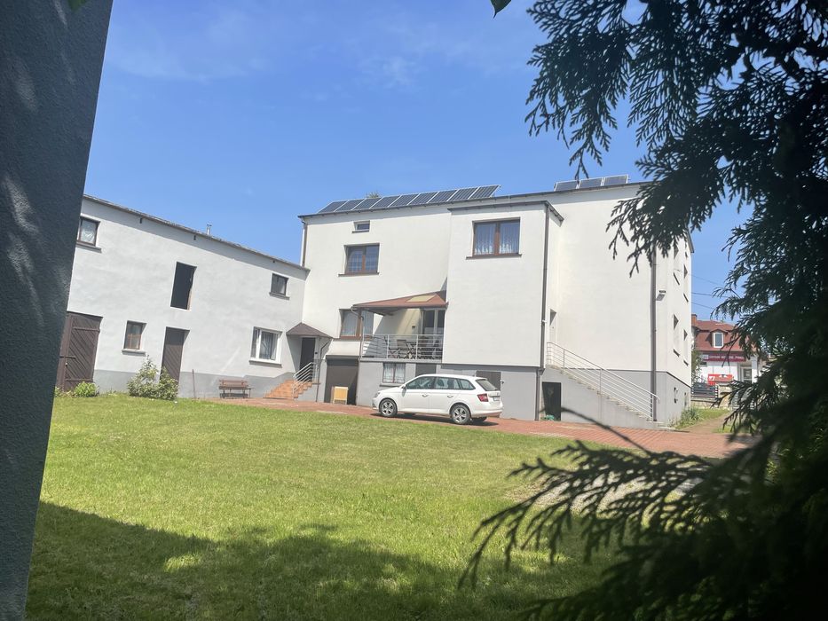 Dom wolnostojący z mieszkaniem i zabudowaniami gospodarczymi