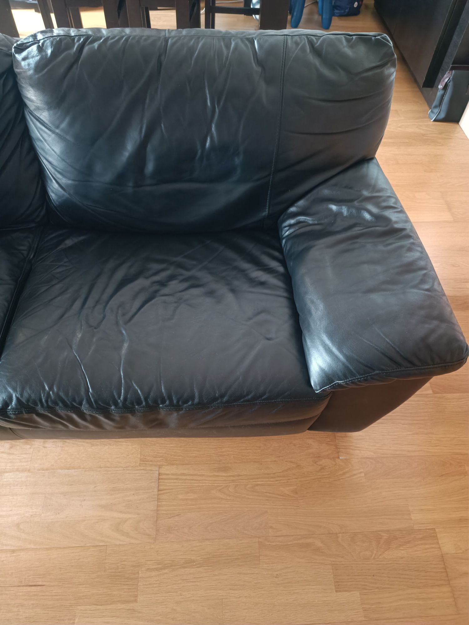 Sofá 3 lugares em pele IKEA modelo Vreta